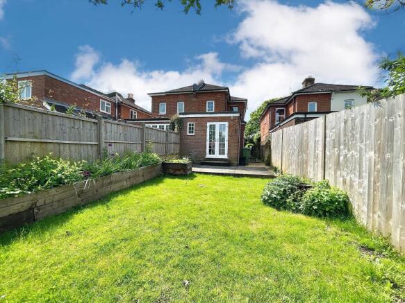2 bed property, in Moorgreen Road, £360,000