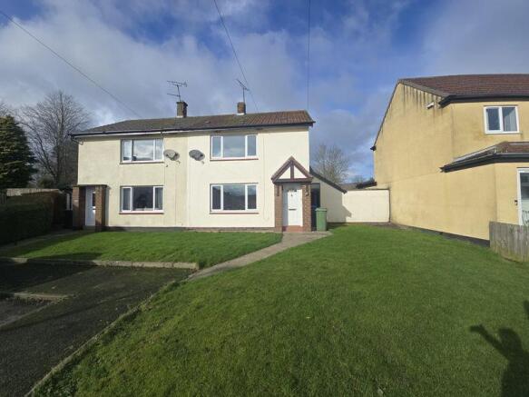 2 bed property, in Drummonds Close, £160,000