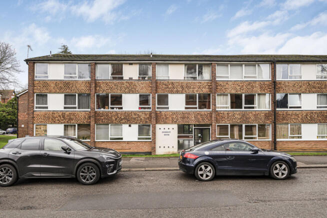 1 bed property, in Sylvan Road, £250,000