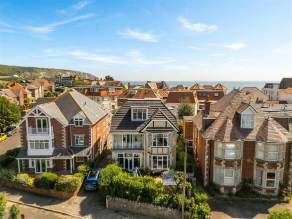 5 bed property, in Cliff Avenue, £645,000