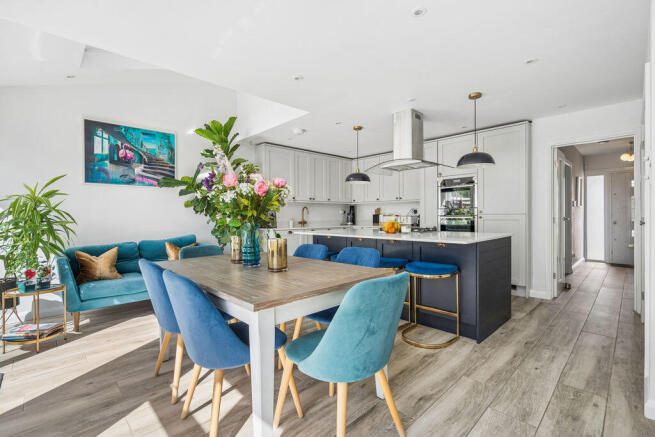 3 bed property, in The Ridgeway, £825,000