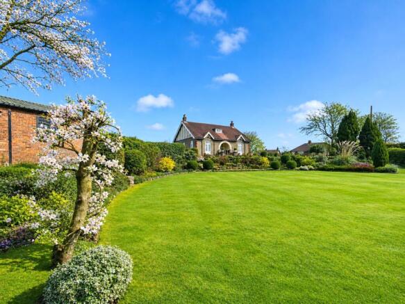 3 bed property, in North Close, £575,000