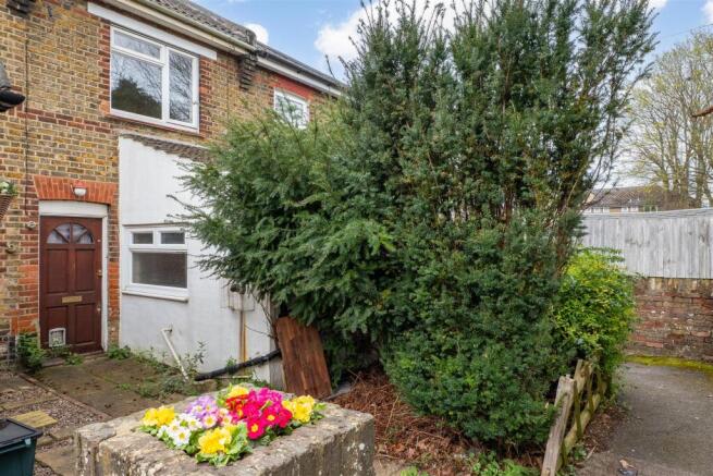 2 bed property, in Downs Road, £350,000