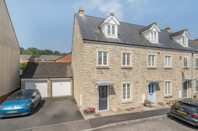 3 bed property, in Old Orchard, £350,000
