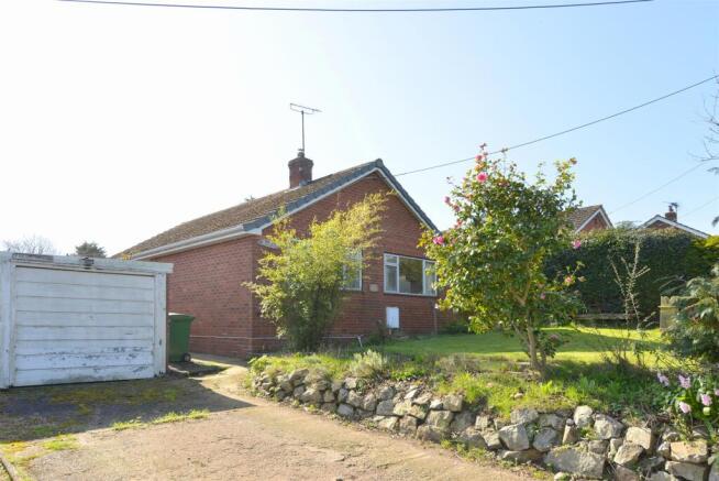 2 bed property, in Station Road, £270,000