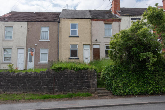 2 bed property, in Main Street, £130,000