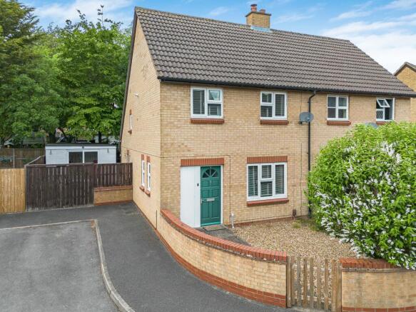 3 bed property, in Dolphin Close, £525,000