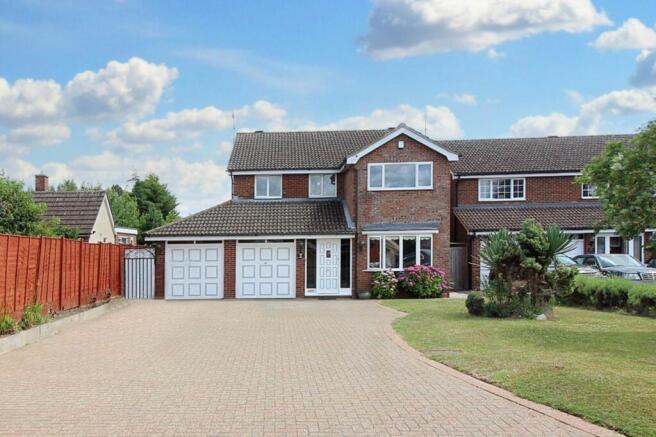 4 bed property, in Middle Road, £875,000