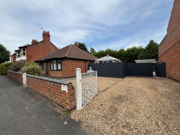 2 bed property, in Kings Road, £260,000