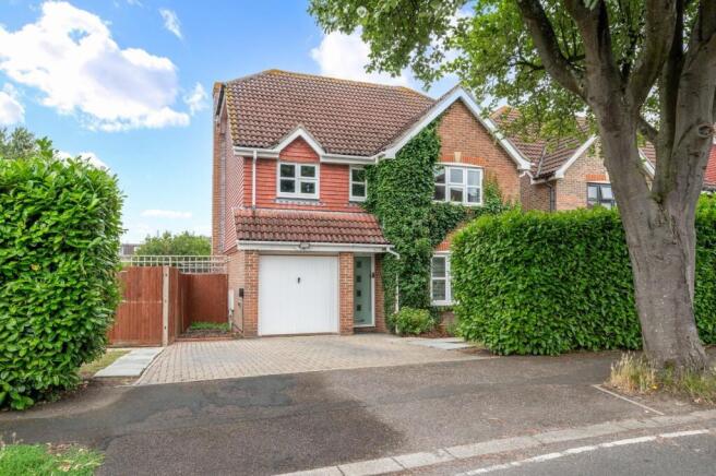 4 bed property, in Elmwood Drive, £900,000