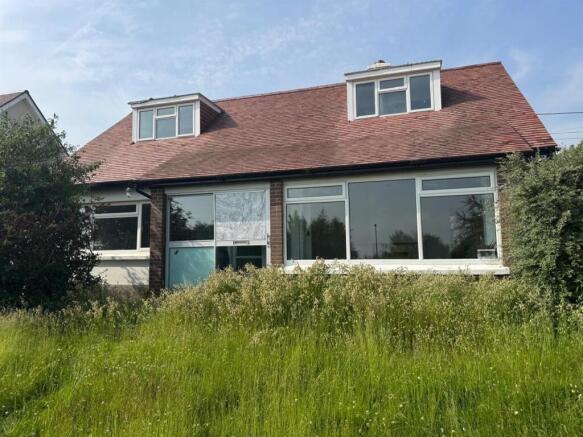 3 bed property, in Maeshendre, £325,000