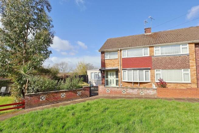 3 bed property, in Frilsham Way, £265,000