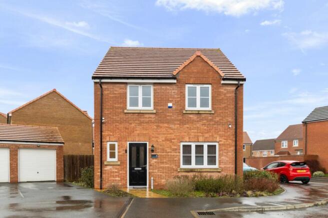 4 bed property, in Sandgate Close, £240,000