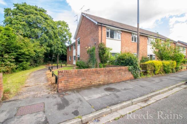 1 bed property, in Stirling Court, £70,000