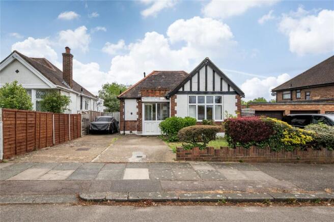 2 bed property, in Featherstone Road, £675,000