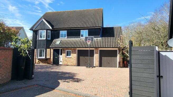 4 bed property, in Hythegate, £595,000