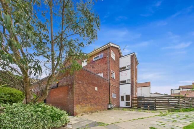 2 bed property, in Connaught Avenue, £150,000