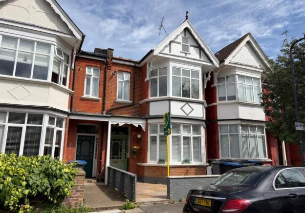 1 bed property, in 7C James Avenue, £170,000