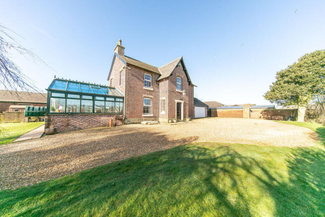 6 bed property, in The Farmhouse, £1,095,000