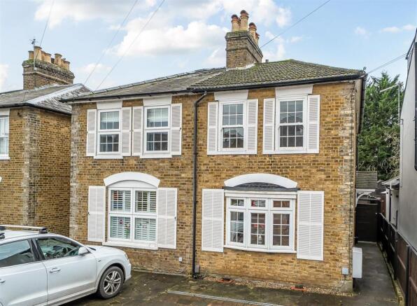 2 bed property, in New Road, £600,000