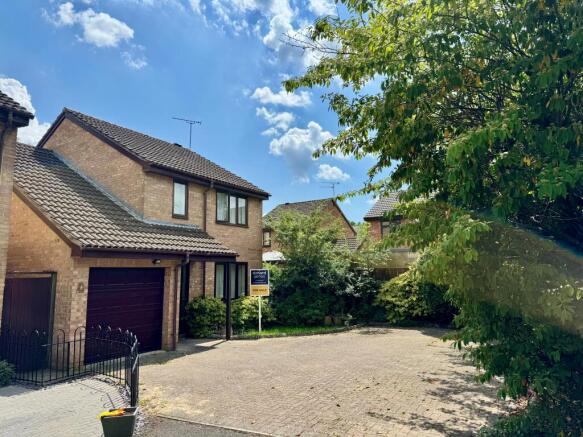 4 bed property, in Lineacre Close, £350,000