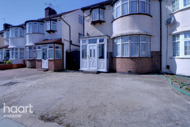 4 bed property, in Kenmore Avenue, £550,000