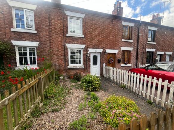 1 bed property, in Main Street, £145,000