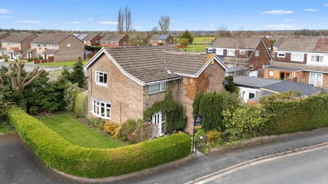 4 bed property, in Yelverton Close, £380,000
