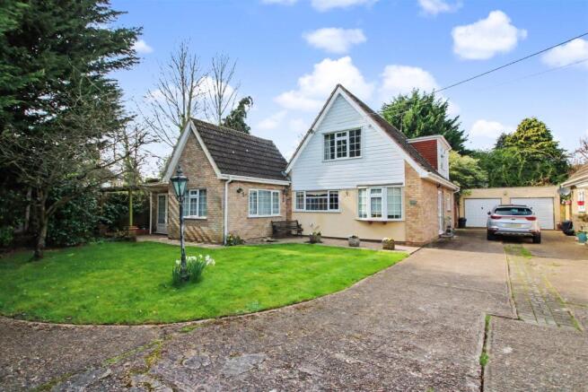 4 bed property, in Frithwood Close, £750,000