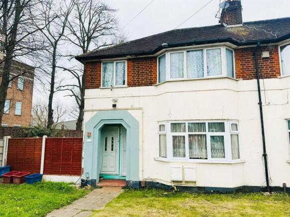 2 bed property, in Staines Road, £265,000
