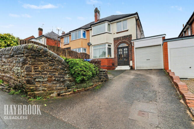 3 bed property, in Richmond Road, £220,000