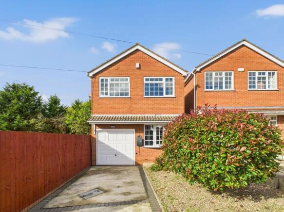2 bed property, in Featherstone Close, £265,000
