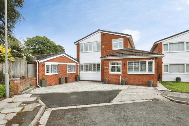 6 bed property, in Camp Road, £725,000