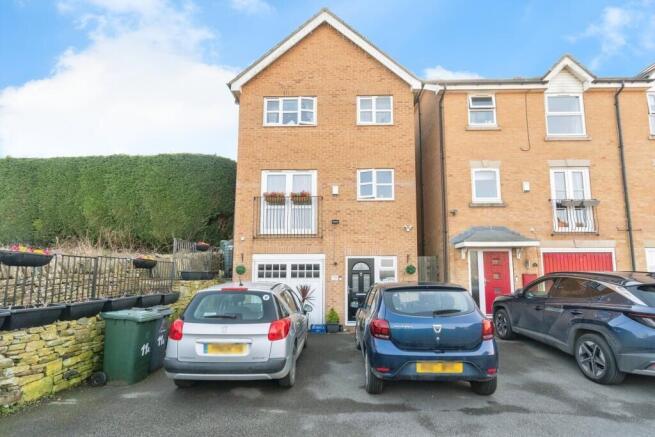 5 bed property, in Hay Croft, £349,950