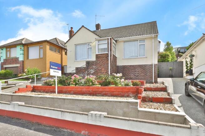 2 bed property, in Hythe Road, £210,000