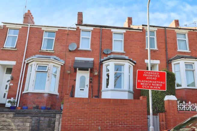 3 bed property, in Porthkerry Road, £225,000