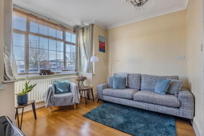 4 bed property, in Hilton Avenue, £800,000