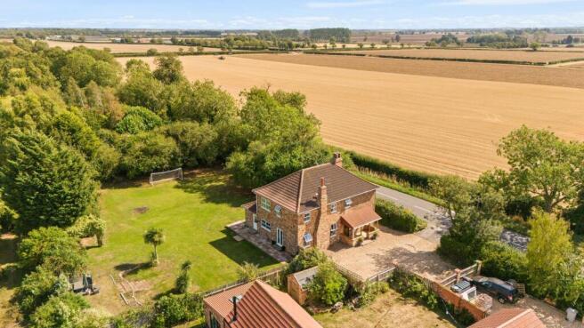 5 bed property, in Cheapside Farm, £465,000