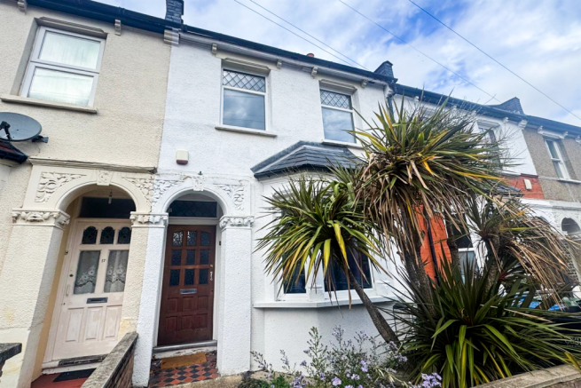 3 bed property, in Belmont Road, £435,000