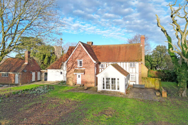 3 bed property, in Walnut Thatch, £795,000