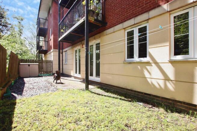 2 bed property, in Muirfield Close, £110,000