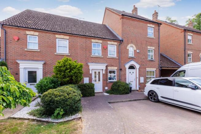 2 bed property, in Owen Close, £410,000
