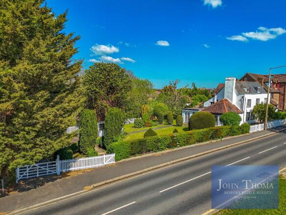3 bed property, in High Road, £800,000