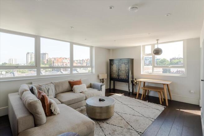 3 bed property, in Melbourne Court, £895,000