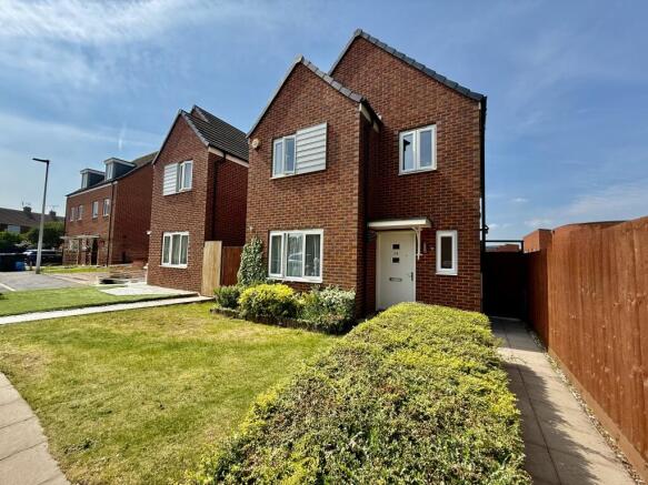 4 bed property, in Laura Roberts Close, £375,000