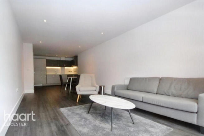 2 bed property, in Chatham Street, £200,000