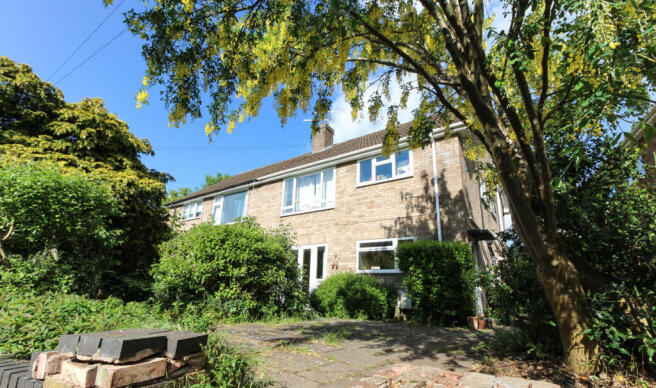 2 bed property, in Coniston Road, £170,000