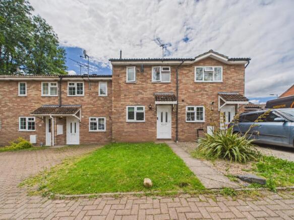 2 bed property, in Westholme Road, £190,000