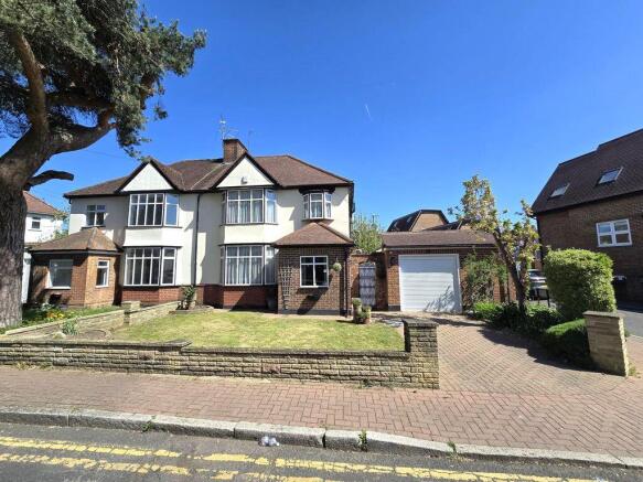 3 bed property, in Woodridings Close, £679,000