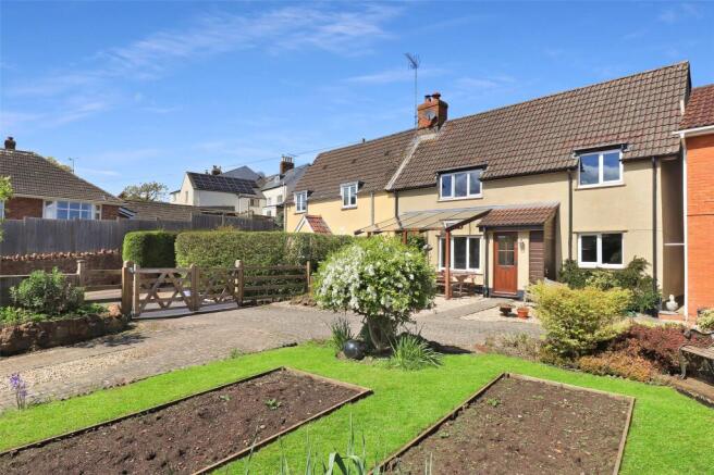 2 bed property, in The College, £290,000